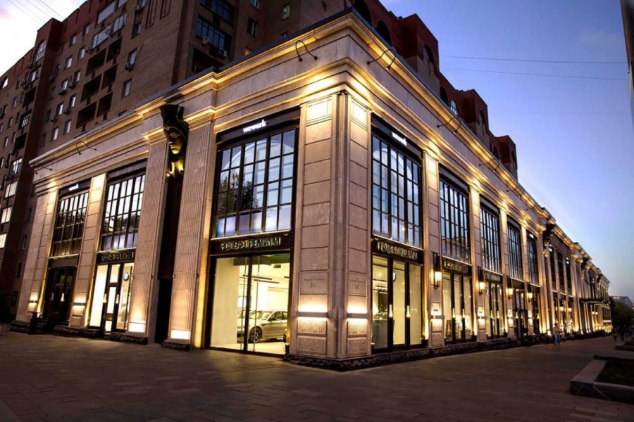 Яровит Холл