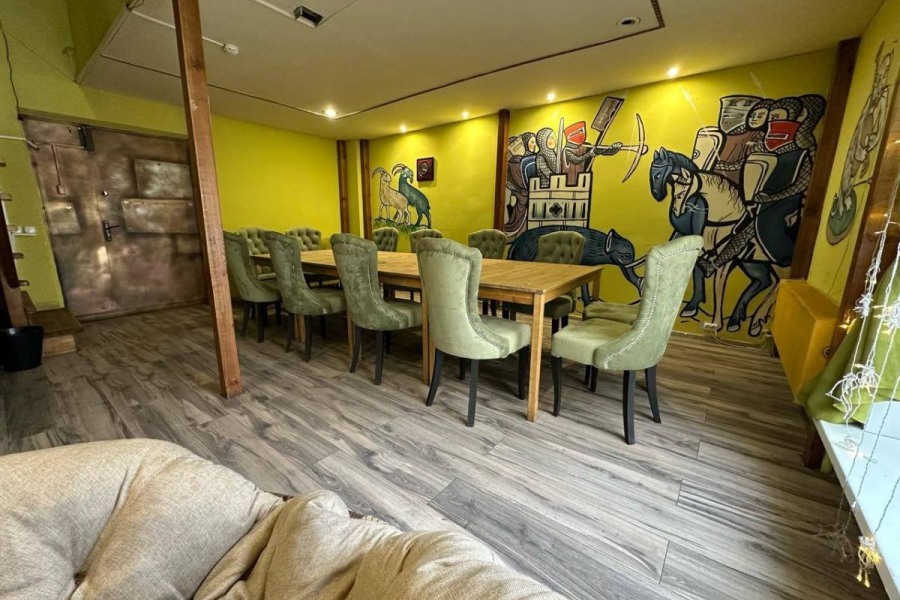 УЮТНЫЙ ДВУХЭТАЖНЫЙ ЛОФТ С КАРАОКЕ И МЯГКОЙ МЕБЕЛЬЮ