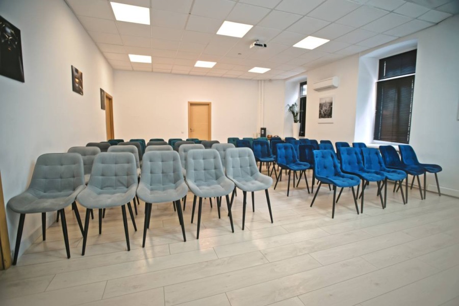 Зал № 28 (с гардеробной и санузлом) для лекций и семинаров