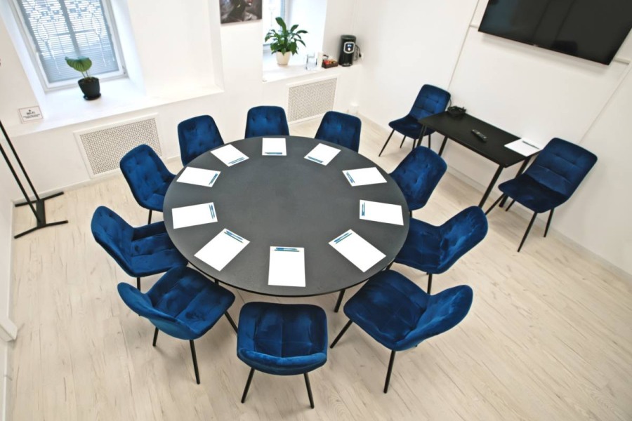 Уютная переговорная № 11 с круглым столом