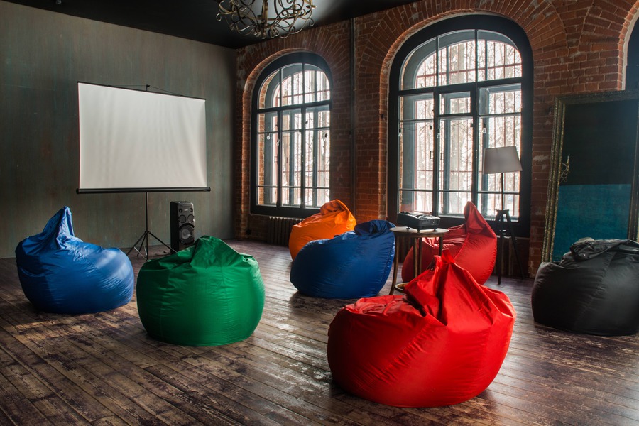 Тёмный зал на Алексеевской с верандой и барбекю