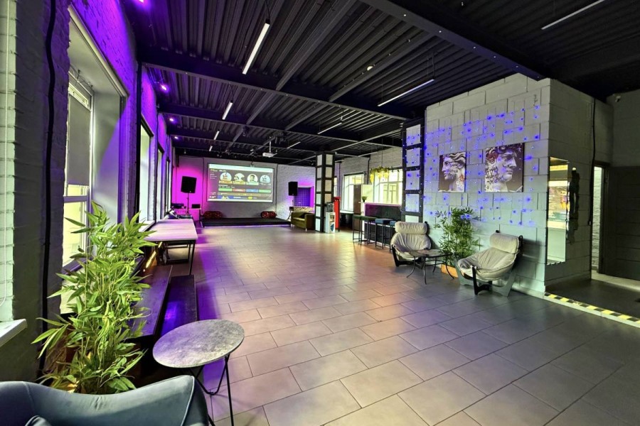 Просторный лофт Дельта со сценой, караоке, верандой и активностями в 3-х минутах от метро