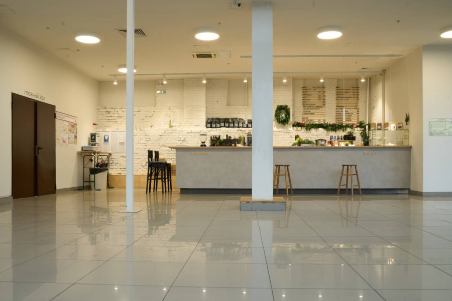 / Скиния Холл