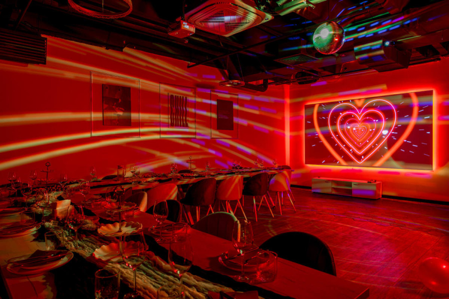 Холидей- бордовый лофт с диско-шаром,фотозоной и караоке!