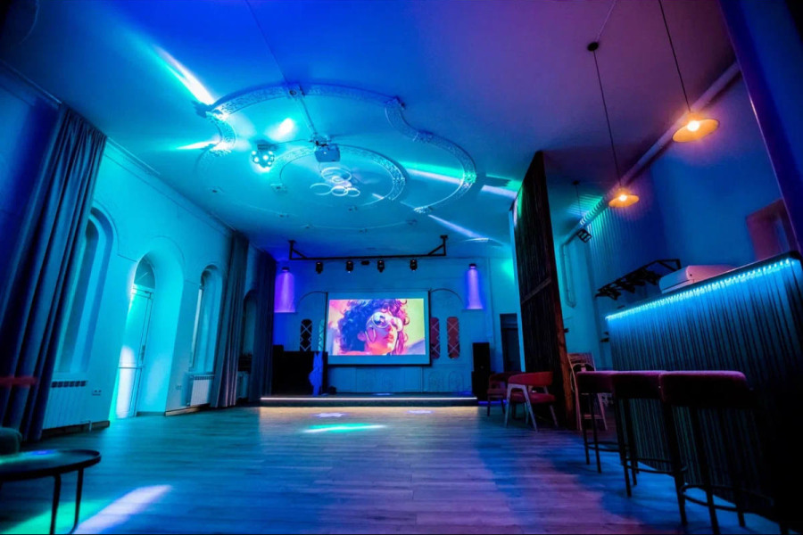 Стильное пространство Soft loft со сценой и отдельным входом / Лофт Софт