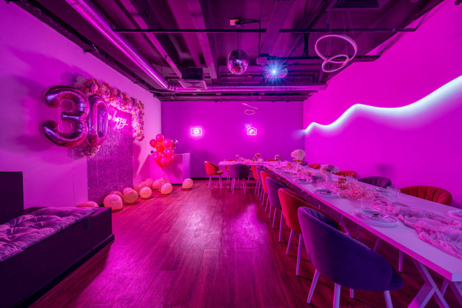 Пёрпл - большой зал, цветочной фотозоной, громкой музыкой, диско-шаром и караоке!