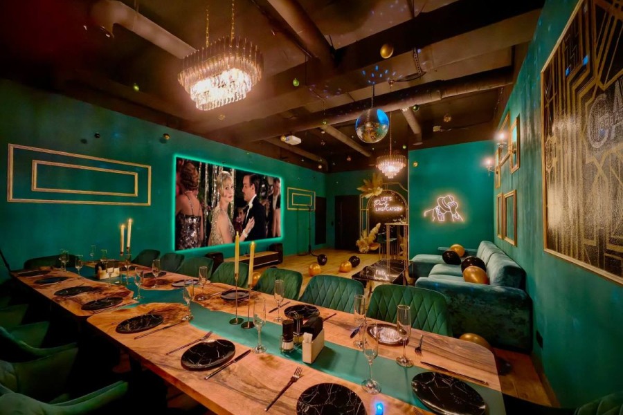 Гэтсби - cтильный тематический лофт в черно-золотых цветах с караоке, светомузыкой и фотозоной!