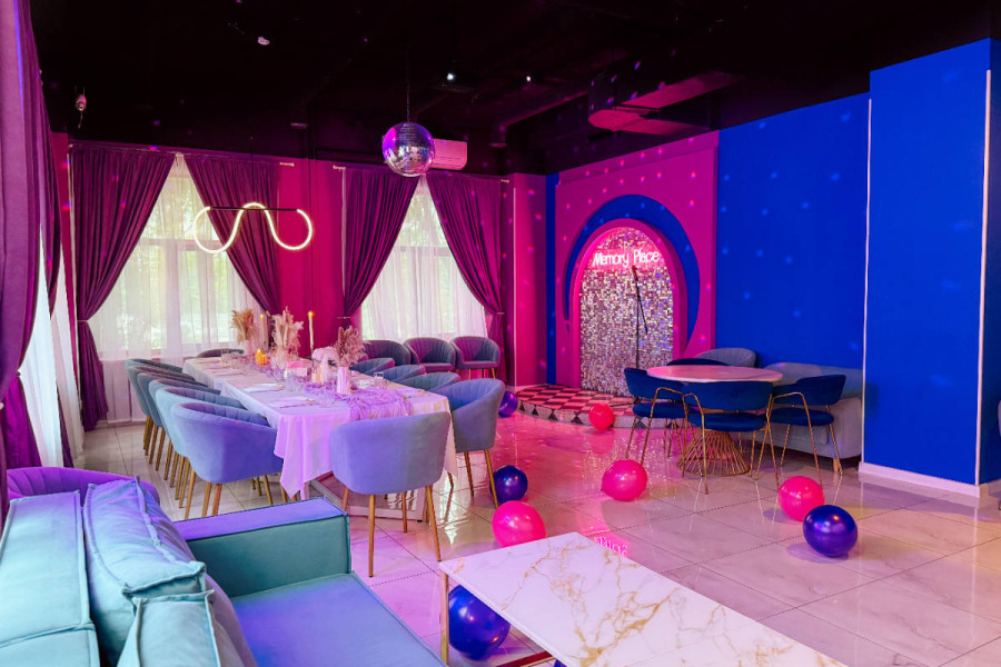 Мемори - танцевальный лофт с караоке, большим экраном, фотозоной с неоном и сценой!