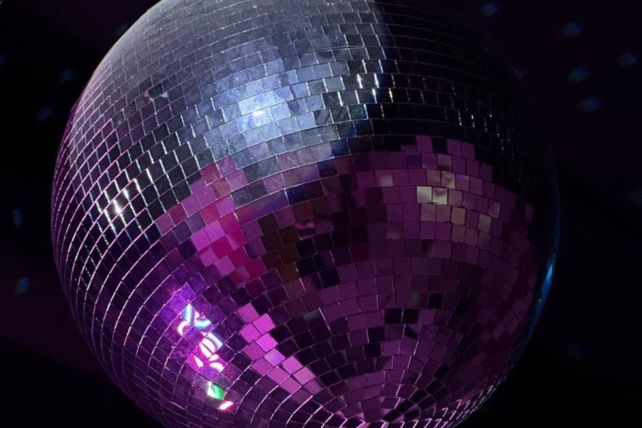 Дримс - клубный лофт с караоке с отличной акустикой для любимых хитов, фотозоной с неоновым оформлением и диско‑шаром!