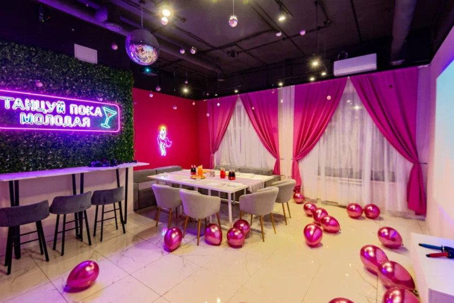 Дэнс - яркий и современный лофт с фотозоной с неоном, караоке и диско-шаром!