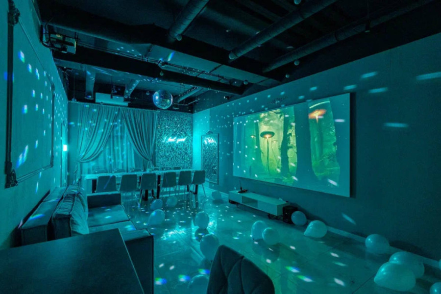 Тиффани - изысканный лофт с мебелью, светомузыкой, караоке и диско-шаром!