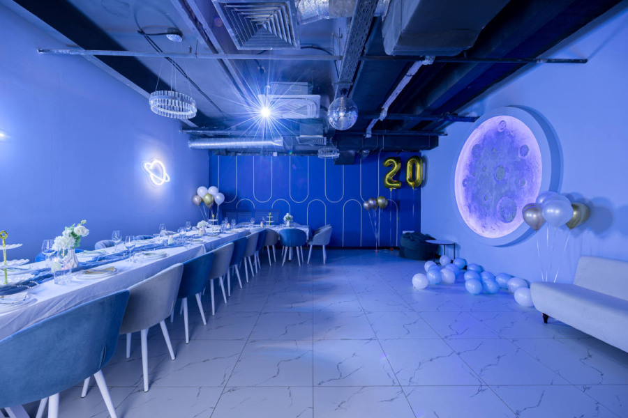 Мун-светлый лофт с луной, высокими потолками и караоке!