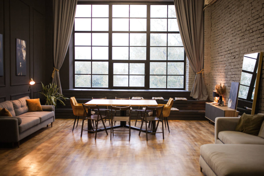 Стильный лофт с панорамным окном и барной стойкой (лофт БРЭДЛИ)