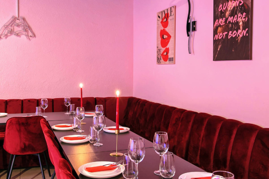 Лофт-зал в розовых тонах Queen с диско-шаром, фотозоной, караоке