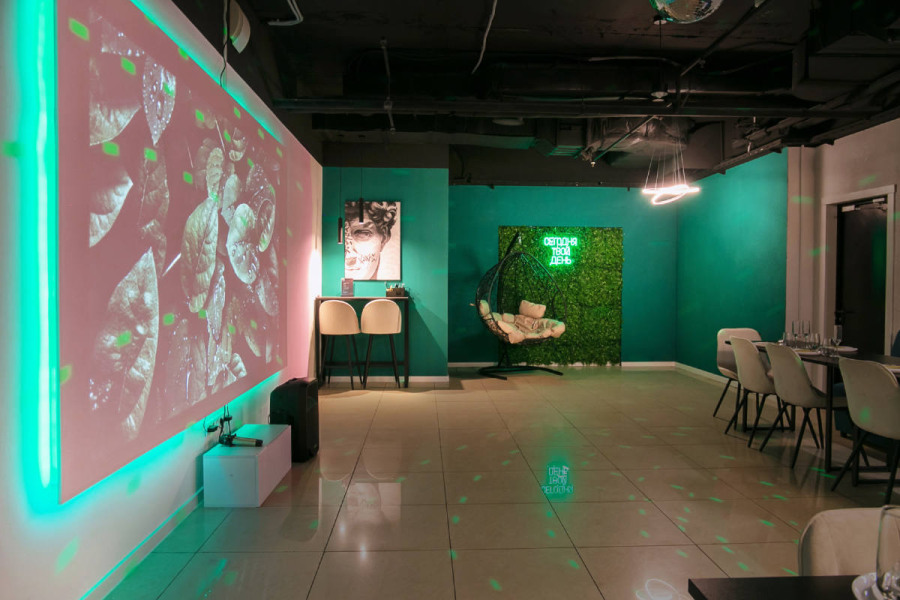 Зал в зелёных тонах GreenLand