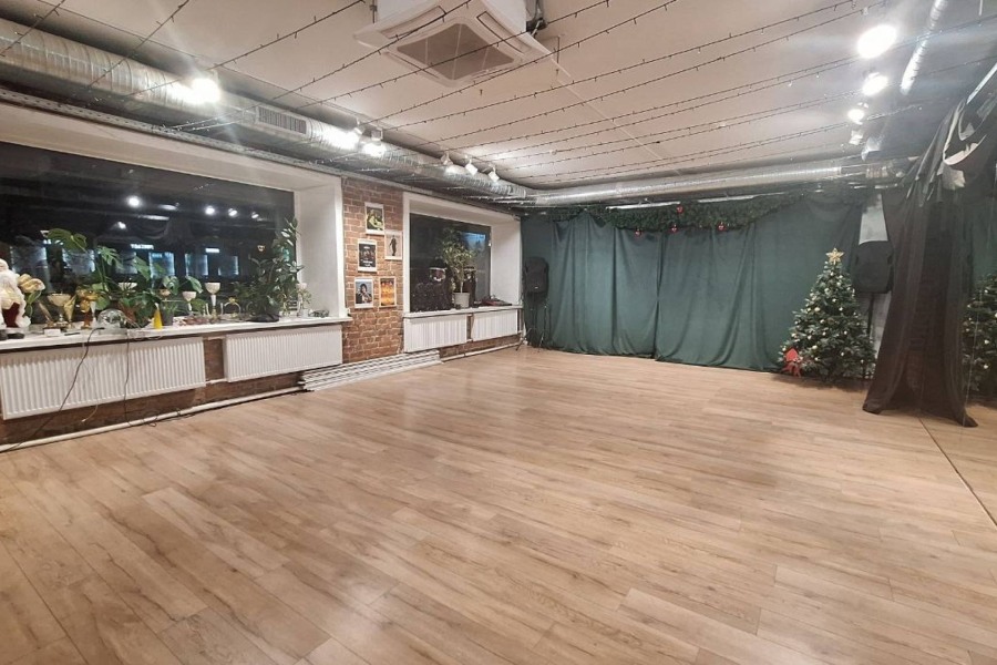 Зал 65 кв.м с большими окнами