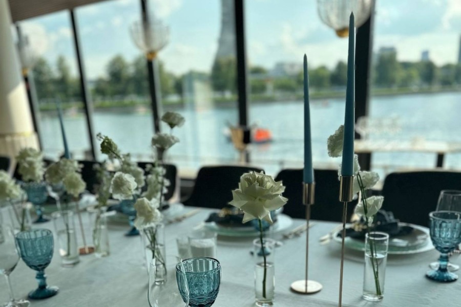 Уютный премиальный ресторан с панорамным видом на озеро и Останкинскую башню