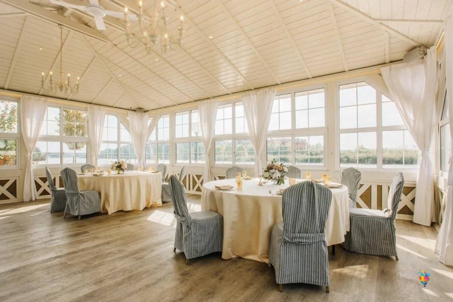 Веранда у пруда