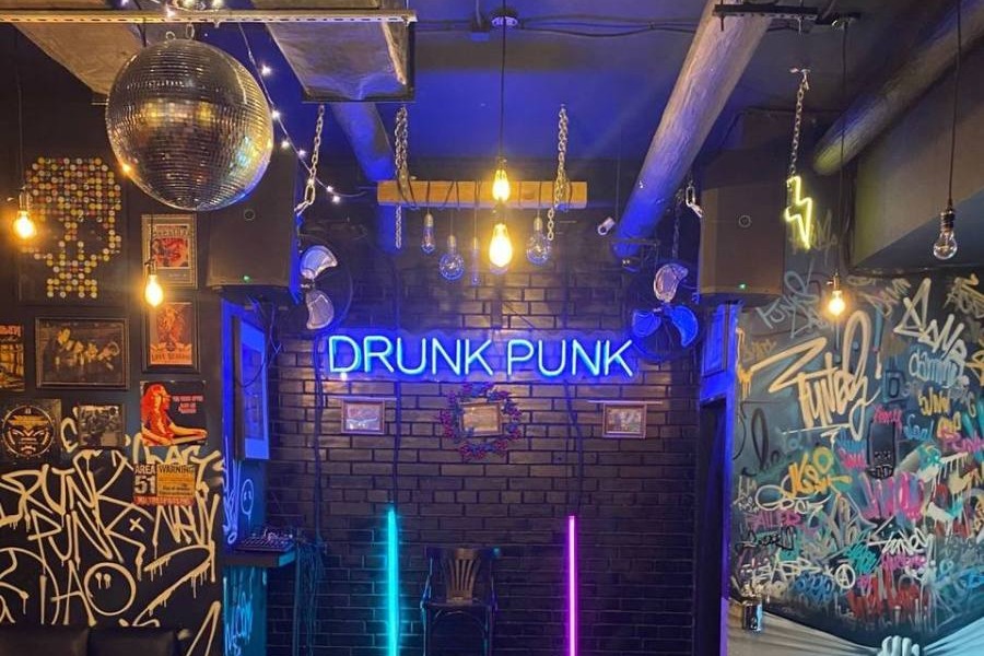 DRUNK PUNK BAR