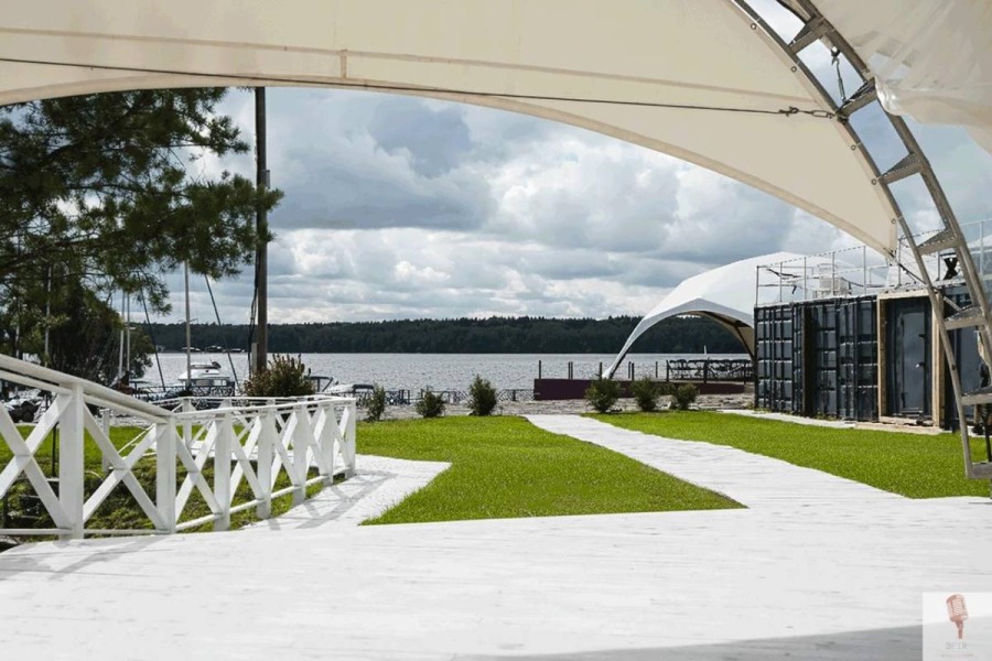 Шатер у воды для праздников и мероприятий