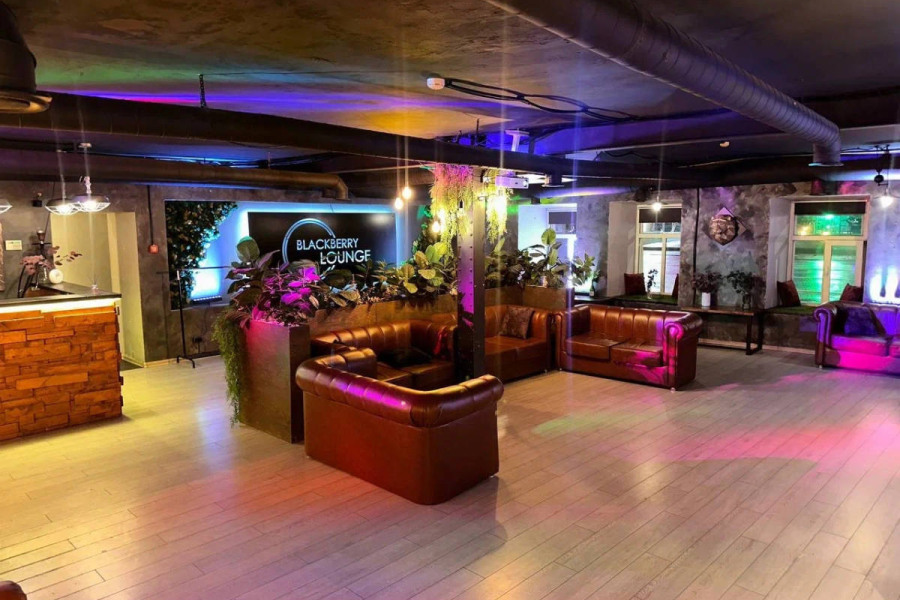 BlackBerry — просторный лофт с банкетной зоной рядом с метро / Блекберри