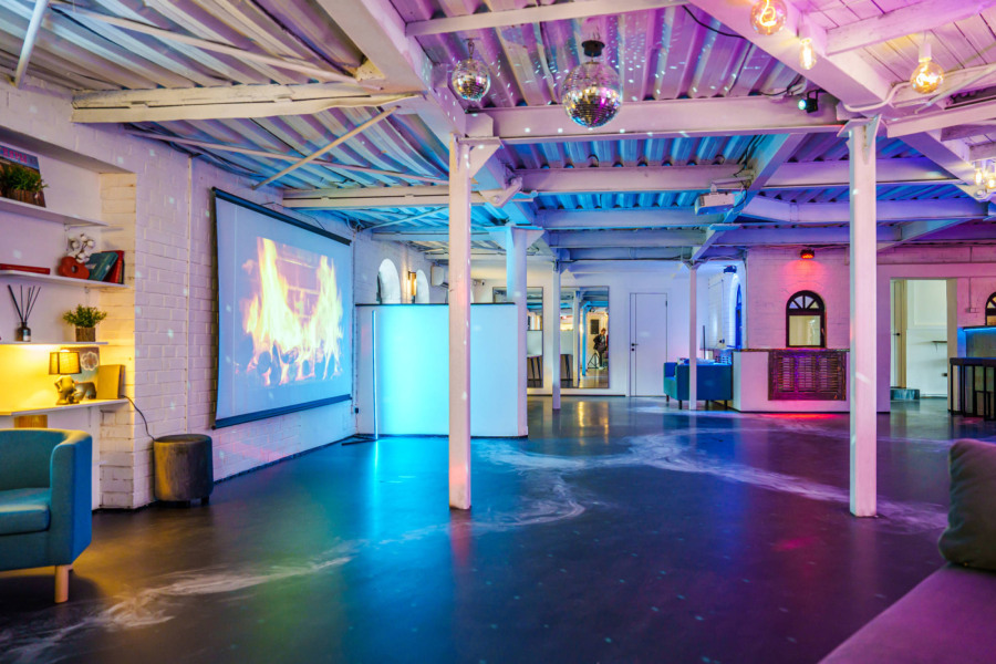 Просторный лофт на Вернисаже с терассой и окошками