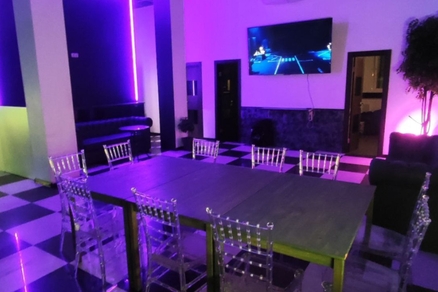 ЛОФТ С БИЛЬЯРДНЫМ СТОЛОМ И НЕОНОМ 100М2