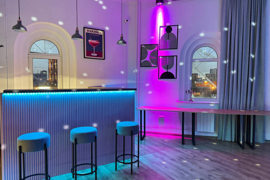 Лофт-пространство Centrum круглой формы со сценой и диско-шарами / Лофт Центрум