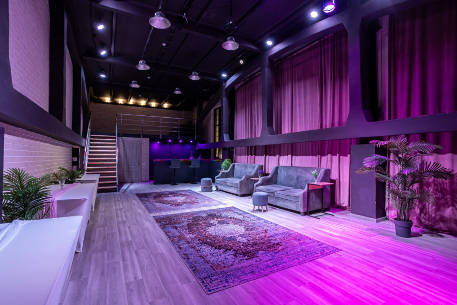 CODE08 - Лофт с панорамными окнами и высокими потолками