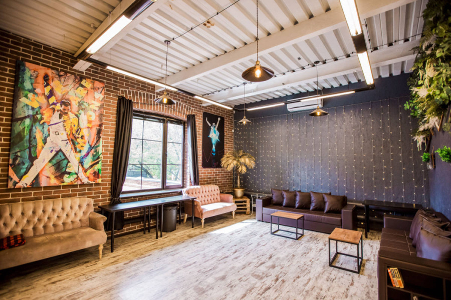 Уютный лофт КомоД с концертным звуком, сценой и верандой с мангалом