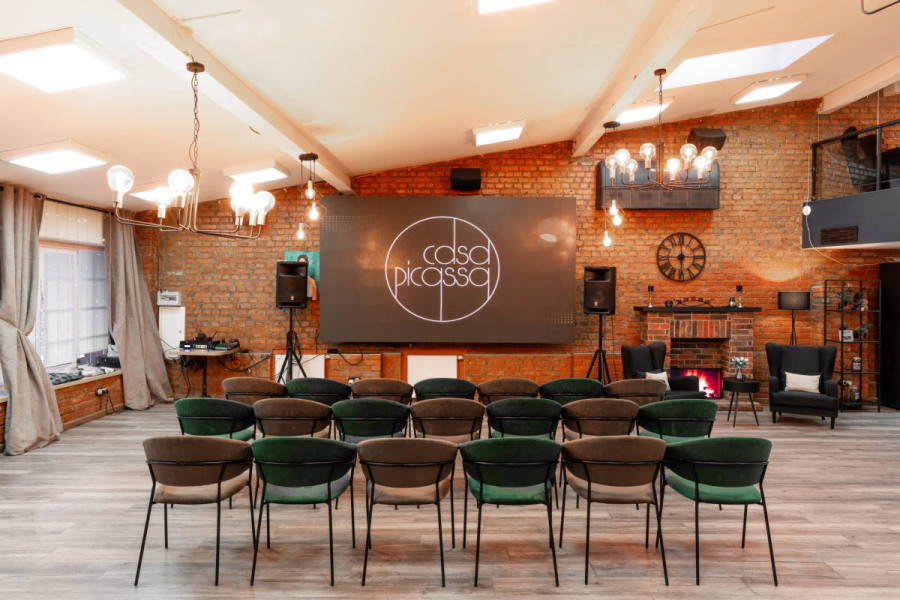 Модильяни - Просторный светлый лофт с камином