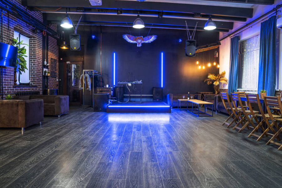 Лофт Амулет со сценическим оборудованием, верандой с мангалом, сценой и VIP-комнатой