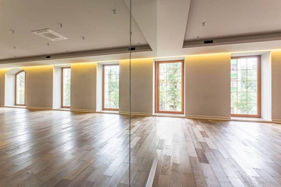 Зал с панорамными окнами