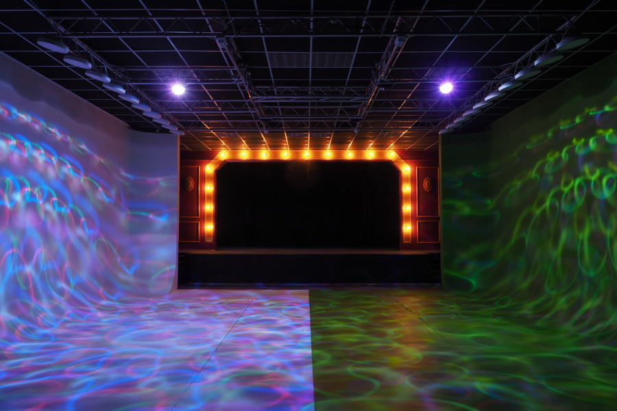 Иллюзион - зал с театральной сценой и хромакеем