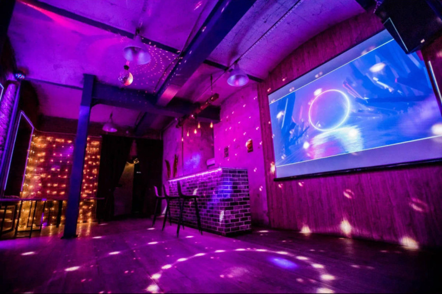 Лофт ОПЕРА кирпичный лофт со сценой и неонами