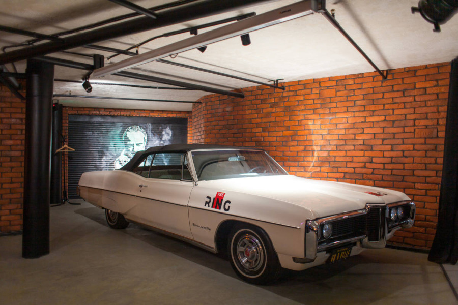 LOFT с ретро-автомобилем