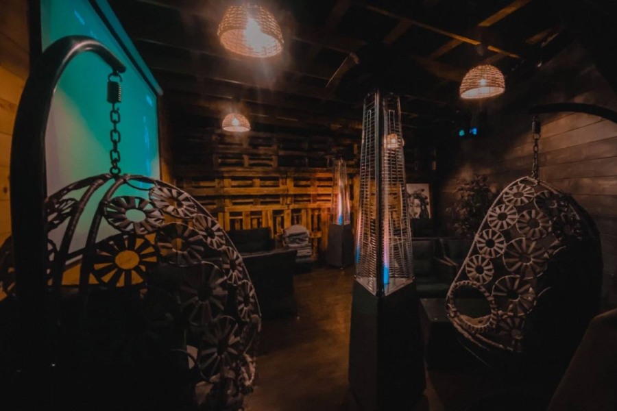 Веранда с проектором и выходом на задний двор