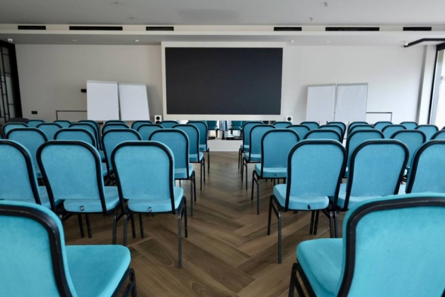 Зал с открытой верандой