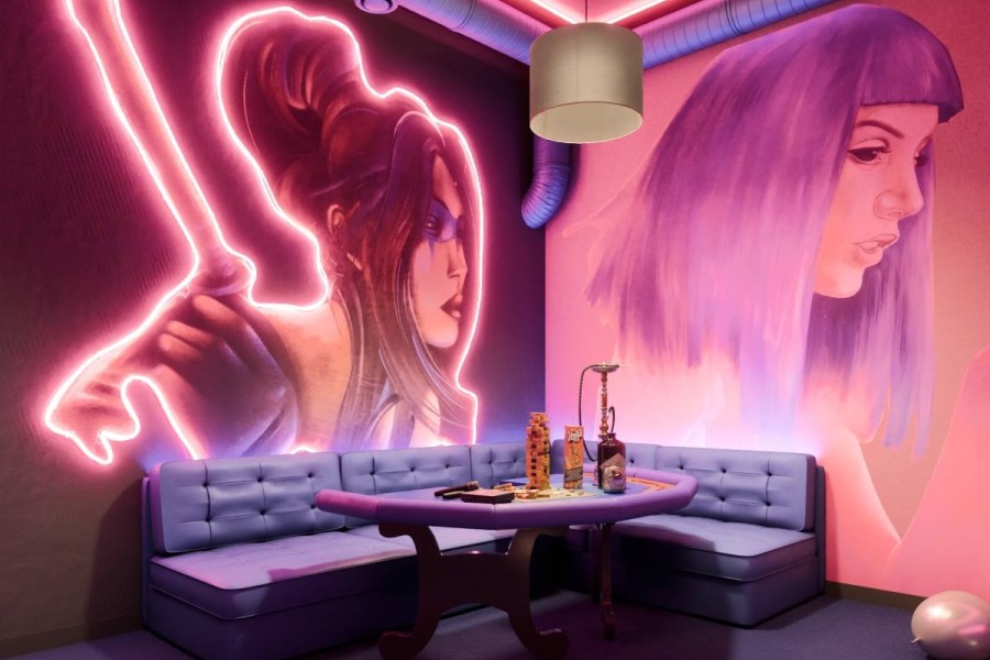 Лофт «Неон бар» с верандой на крыше