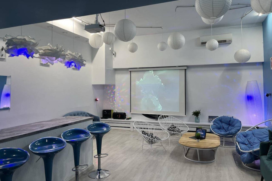 Cloud — светлый лофт с караоке и подвесным креслом, 8 минут от метро / Облака