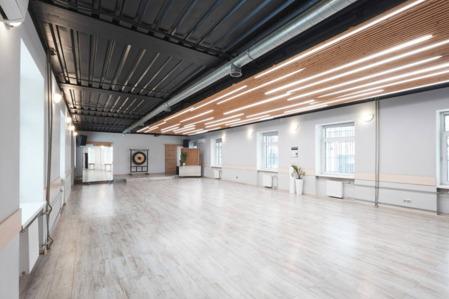 Просторный зал 120 м² со сценой на Чистых прудах