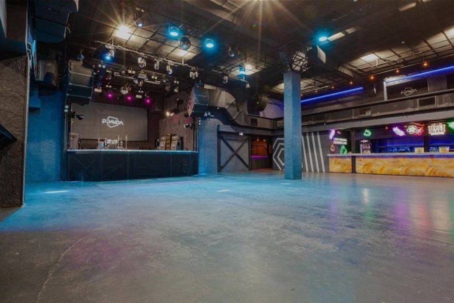 PRAVDA EVENT Пространство со сценой и LED экраном 5 на 3 / ПРАВДА ИВЕНТ