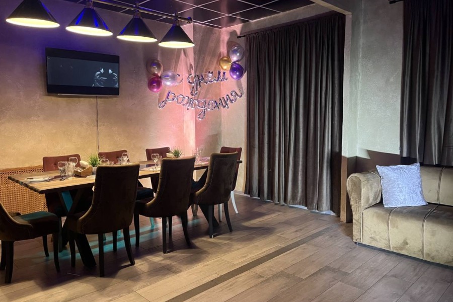 УЮТНЫЙ ВИП-ЛОФТ С НЕОНОВЫМ СВЕТОМ И МЯГКОЙ МЕБЕЛЬЮ