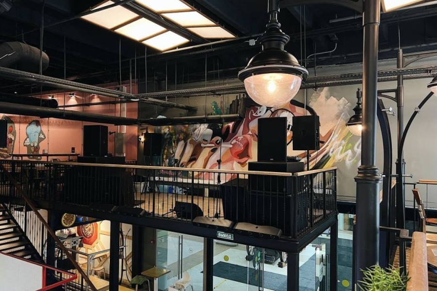 Балкон у сцены