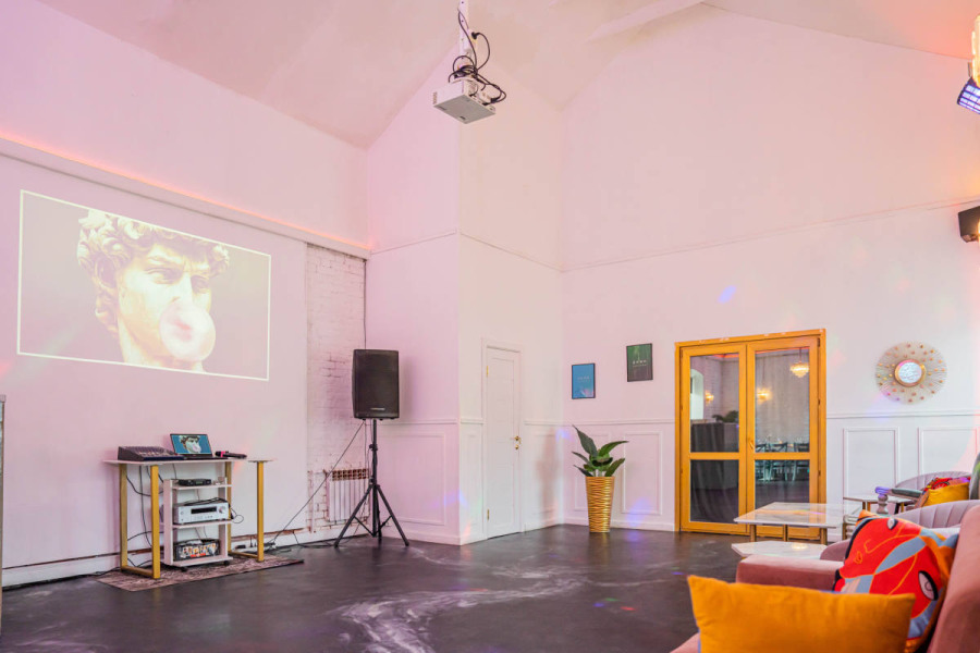 Винил лофт с верандой рядом с метро