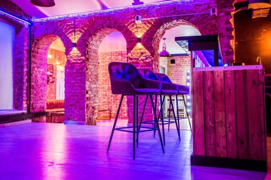 Аутентичный Лофт Фантом с панорамными окнами, лаундж-зоной и кондиционерами / Loft Fantom